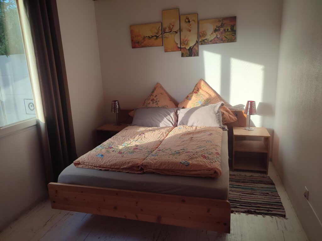 chalet beziers large bed