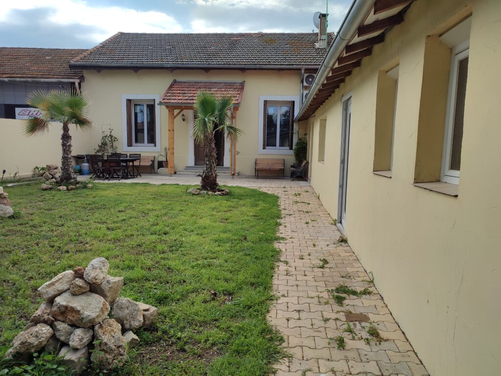 jardin de coubertin main building